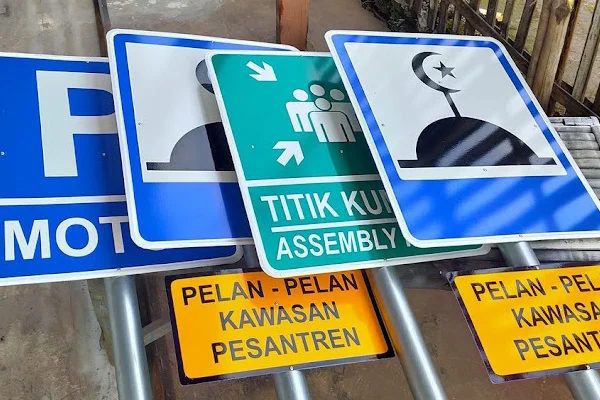 Contoh hasil aplikasi sticker reflective menjadi rambu atau papan penunjuk jalan.
